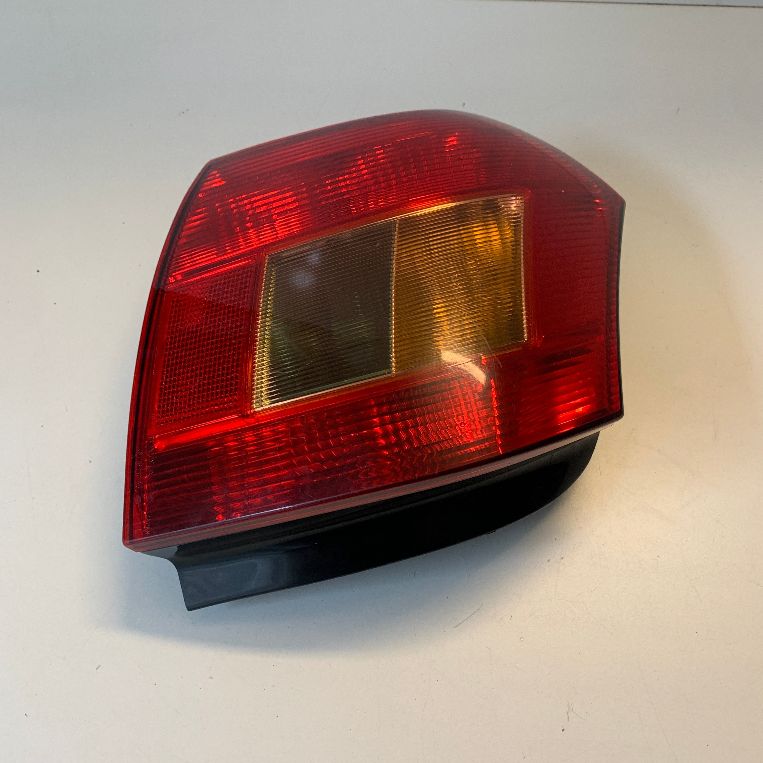 Toyota Corolla ZZE122R Hatch Tail Light Left LH 2001-2004 | Genuine